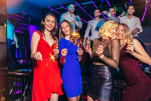 Bir gece kulübünde parti arkadaş grubu