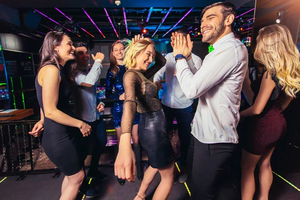 Gece kulübünde dans eden gençler