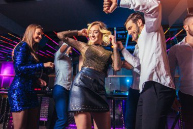Gece kulübünde dans eden gençler