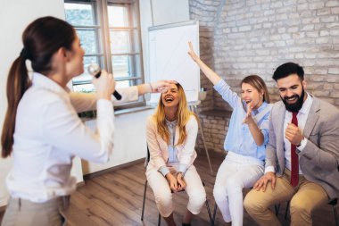 Egzersiz sırasında takım Schüco eğitim takımı yapmak iş adamları