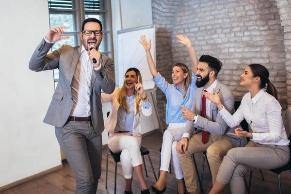 Empresários fazendo exercício de treinamento em equipe durante a formação em equipe — Fotografia de Stock