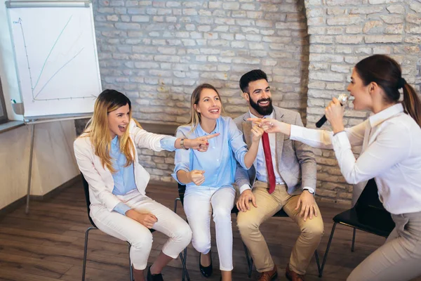 Empresários fazendo exercício de treinamento em equipe durante a formação em equipe — Fotografia de Stock