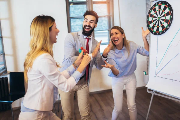 Gente de negocios haciendo ejercicio de entrenamiento en equipo durante team buildi —  Fotos de Stock