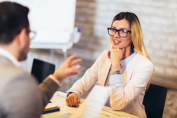 Solicitantes de empleo teniendo entrevista en la oficina moderna — Foto de Stock