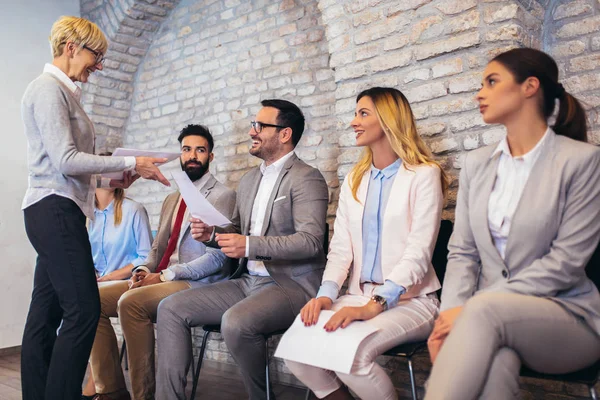 Solicitantes de empleo teniendo entrevista en la oficina moderna — Foto de Stock