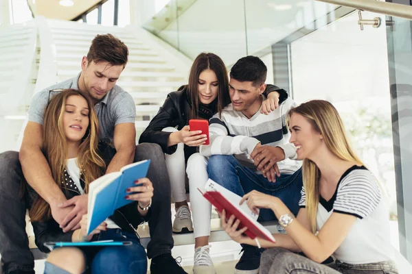 Życie kolegium. Studenci studiują w bibliotece. Młodzi ludzie są — Zdjęcie stockowe