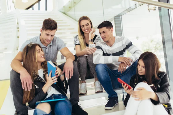 Życie kolegium. Studenci studiują w bibliotece. Młodzi ludzie są — Zdjęcie stockowe