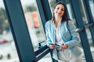 Genç kadın ofiste dijital tablet kullanma