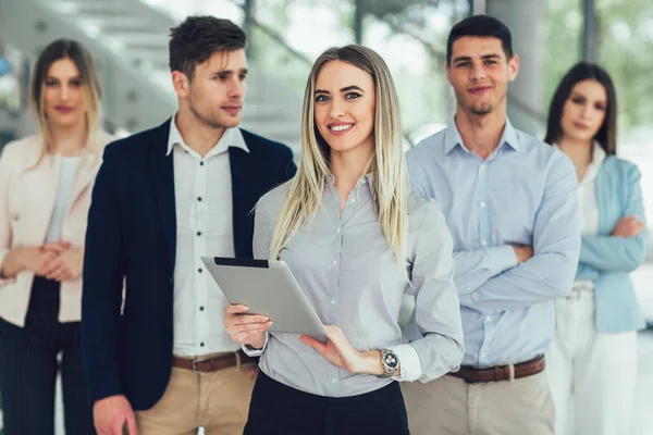 Grupo de gente de negocios feliz y personal de la empresa en offic moderno — Foto de Stock