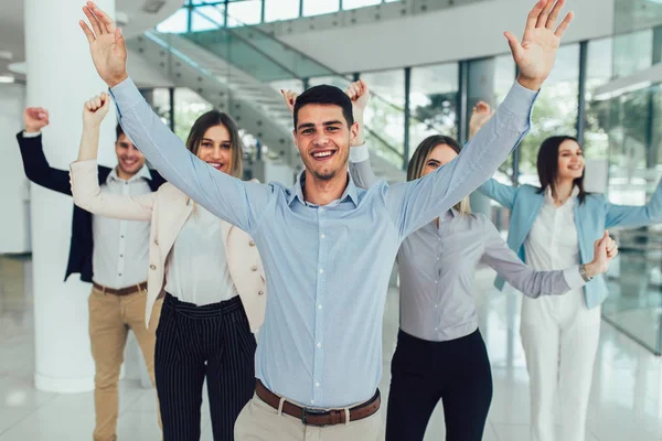 Grupo de gente de negocios feliz y personal de la empresa en offic moderno —  Fotos de Stock