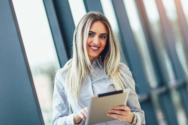 Jonge vrouw met behulp van digitale Tablet PC in het kantoor — Stockfoto