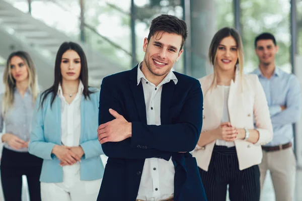 Grupo de gente de negocios feliz y personal de la empresa en offic moderno — Foto de Stock