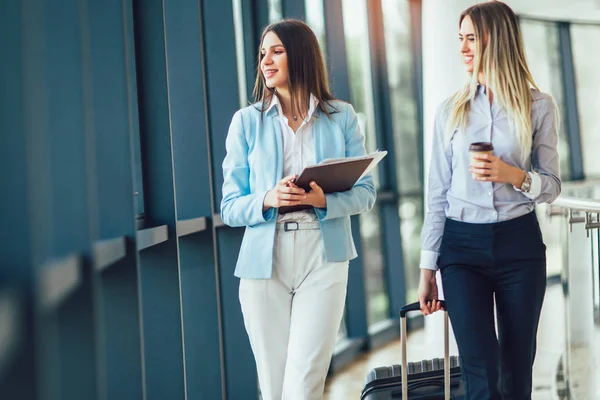 Businesswomen trzymać bagaż podróży do podróży służbowej. — Zdjęcie stockowe