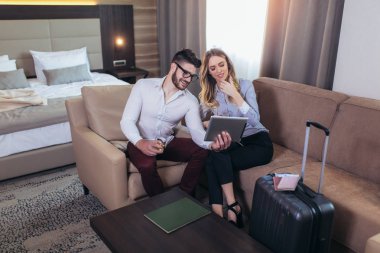 Bazı iş fikirleri üzerinde çalışan iki genç iş arkadaşı. 