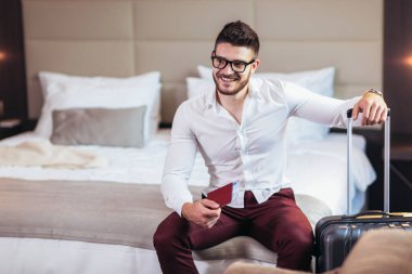 Genç adam iş Gezgin otel oda konaklama