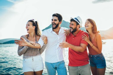 Arkadaşlar boa ile turistik bir deniz beldesi liman da yürüyüş