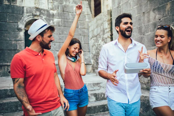 Jonge gelukkige toeristen sightseeing in de stad. Ze hebben plezier. — Stockfoto