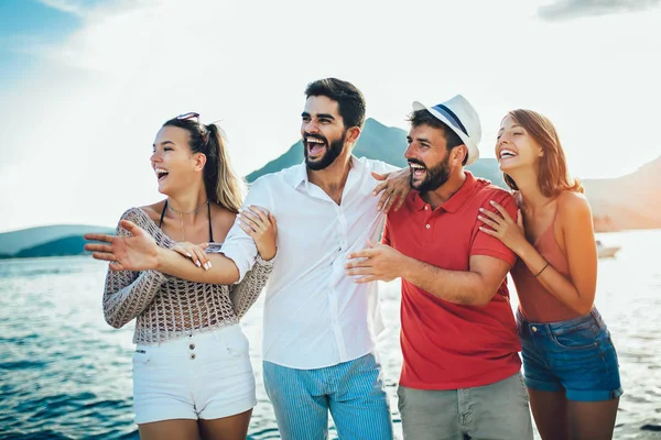 Vänner som går vid hamnen i en turistisk Sea Resort med Boa — Stockfoto