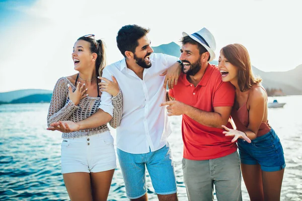 Vänner som går vid hamnen i en turistisk Sea Resort med Boa — Stockfoto