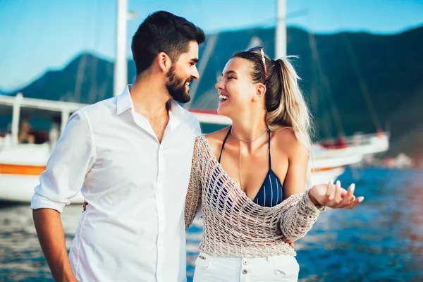 Verliebtes Paar, das den Sommer am Meer genießt. — Stockfoto