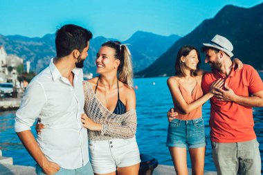 Arkadaşlar boa ile turistik bir deniz beldesi liman da yürüyüş