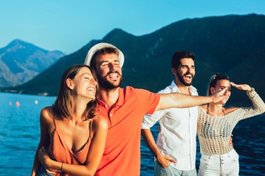 Arkadaşlar boa ile turistik bir deniz beldesi liman da yürüyüş