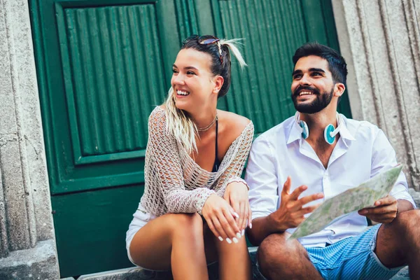 Traveling couple of tourists walking around old town. Vacation, — Stock Photo, Image