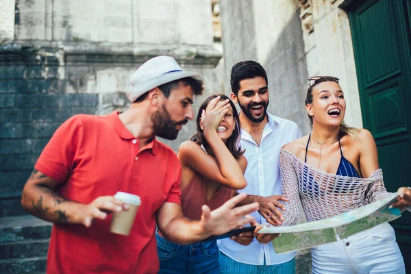 Giovani turisti felici visite turistiche in città — Foto Stock