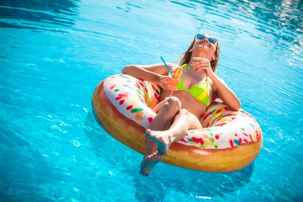 Férias de Verão. Gostando de bronzeado do sol Mulher de biquíni no inflatab — Fotografia de Stock