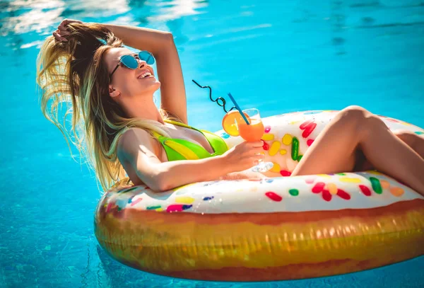 Férias de Verão. Gostando de bronzeado do sol Mulher de biquíni no inflatab — Fotografia de Stock