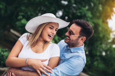 Mutlu genç çift dışarıda eğleniyor ve gülümsüyor.. 