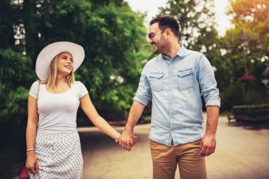 Mutlu genç çift dışarıda eğleniyor ve gülümsüyor.. 