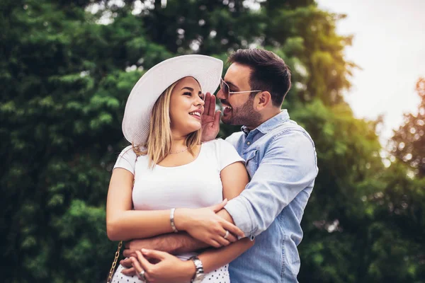 Mutlu genç çift dışarıda eğleniyor ve gülümsüyor.. 