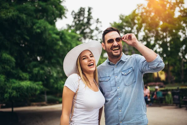 Felice giovane coppia divertirsi all'aperto e sorridente. — Foto Stock