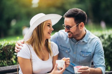 Çift şaka ve pa bir dondurma yerken eğleniyor