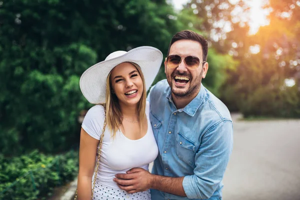 Parkta mutlu genç çift eğlenmek ve birlikte zevk s