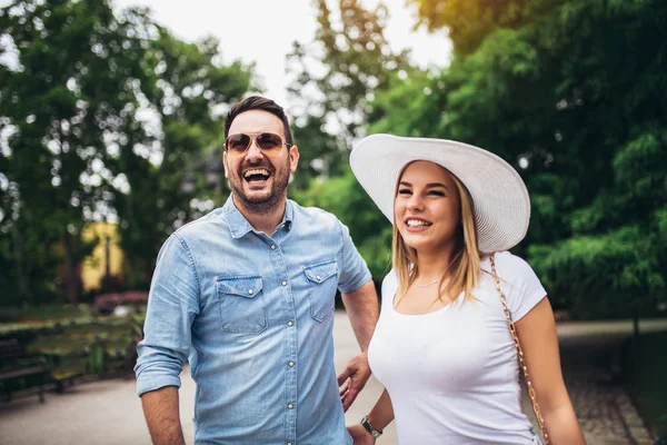 Mutlu genç çift dışarıda eğleniyor ve gülümsüyor.. 