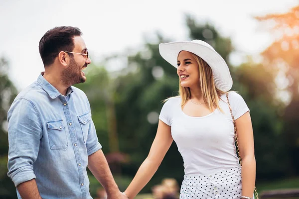 Parkta mutlu genç çift eğlenmek ve birlikte zevk s