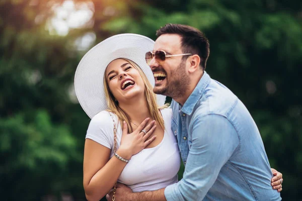 Parkta mutlu genç çift eğlenmek ve birlikte zevk s