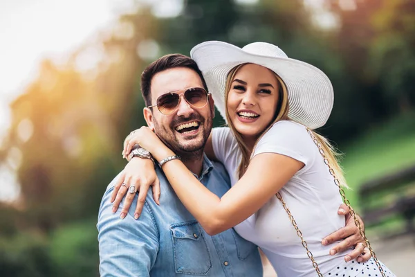 Gelukkig jong stel in Park met plezier en genieten samen op s — Stockfoto