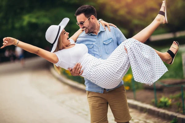 Feliz jovem casal no parque se divertindo e curtindo juntos no s — Fotografia de Stock