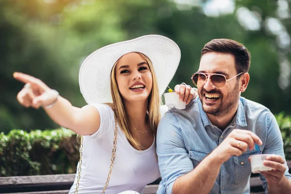 Coppia scherzare e divertirsi mentre si mangia un gelato nel pa — Foto Stock