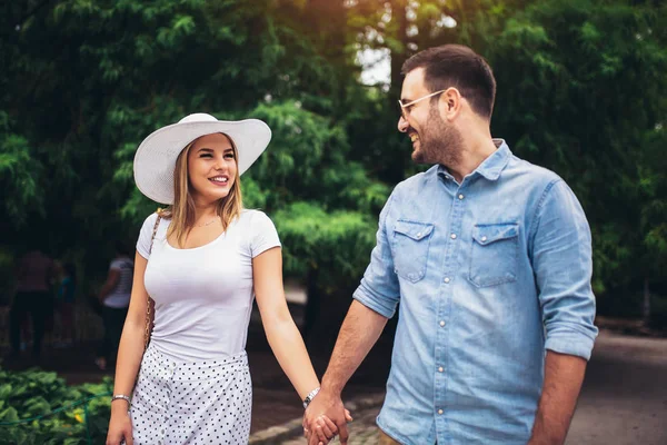 Feliz jovem casal se divertindo ao ar livre e sorrindo. — Fotografia de Stock