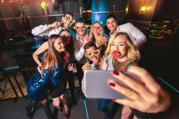 Группа друзей, тусующихся в ночном клубе делают селфи фото — стоковое фото