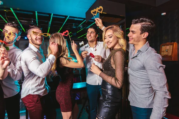 Los jóvenes felices están bailando en el club. Vida nocturna y discoteca conc — Foto de Stock