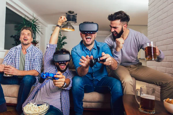 Счастливые друзья играют в видеоигры с очками виртуальной реальности  - — стоковое фото