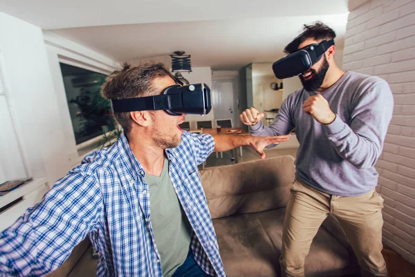 Des amis heureux jouant à des jeux vidéo avec des lunettes de réalité virtuelle - — Photo