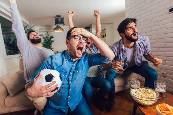 Mężczyźni oglądanie sportu w telewizji razem w domu krzyczeć wesoły. Gr — Zdjęcie stockowe
