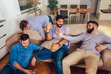 Harika bir partiydi! Sarhoş adamlar gece olaylar o sonra uyuyor