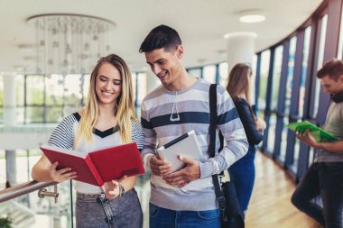 İki öğrenci kullanarak onlar bir üniversitede dijital tablet.